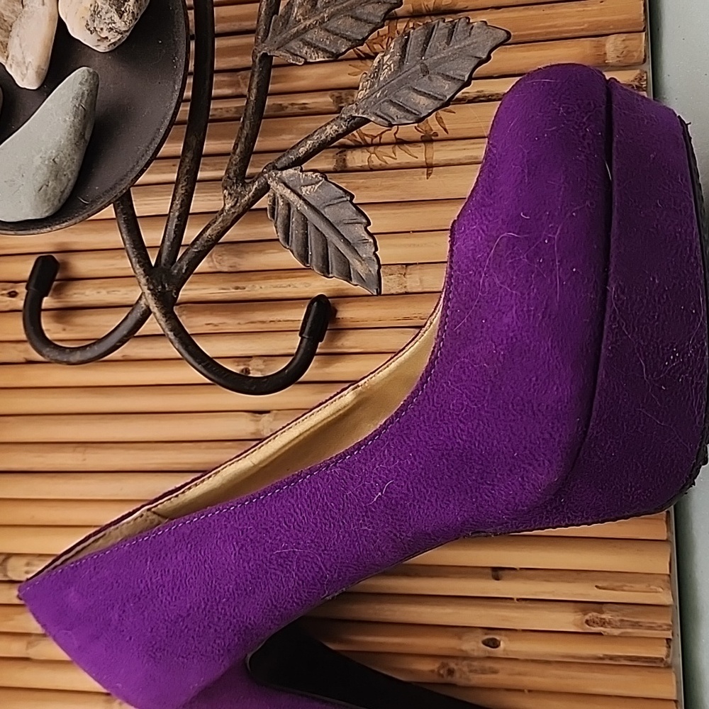 Cute faux suade pumps,  5 in heels. Mossimo brand.